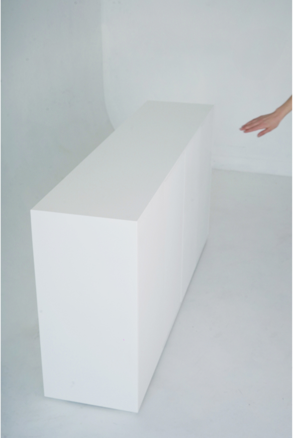 A detail of straight edges on the U shape white desk.